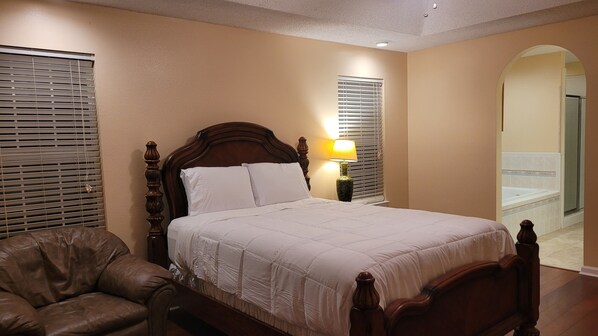 4 habitaciones, tabla de planchar con plancha y ropa de cama 