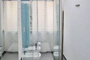 Shower, free toiletries, hair dryer, bidet