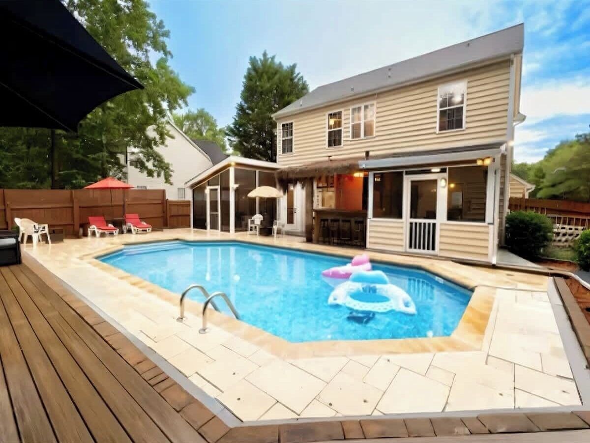 Tiki Hut: Bar, Kitchenette, Grill, Firepit at Pool