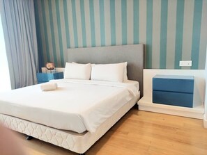 Business Apartment | Egyptian cotton sheets, premium bedding, laptop workspace, soundproofing