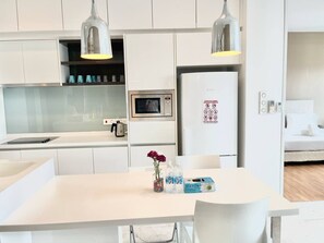 华丽公寓, 2 间卧室 | 私人厨房 | 微波炉、茶具/咖啡用具、电热水壶、冰柜