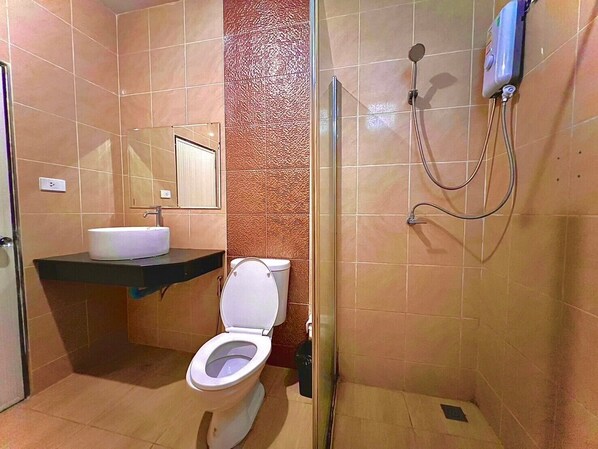 A bathroom with a toilet, sink, and shower. - Maesalong Villa (Mae Fa Luang)