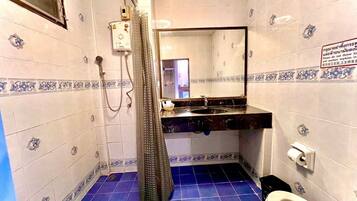 Standard Twin Air Room | Badeværelse | Hjemmesko