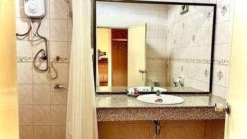 Standard Twin Fan Room | Badeværelse | Hjemmesko