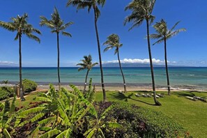 Na praia, espreguiçadeiras, toalhas de praia 
