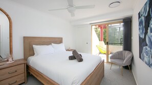 3 bedrooms, iron/ironing board, WiFi, bed sheets - Beach Wood - Great spot in the heart of Yamba. Pet Friendly. (Yamba)