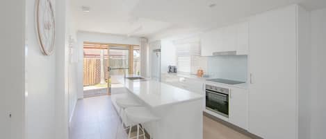 Fridge, oven, stovetop, dishwasher
