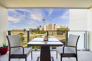Outdoor dining - SugarTree Two Bedrooms Apartment (Auckland)