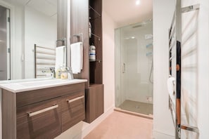 Shower, hair dryer - SugarTree Two Bedrooms Apartment (Auckland)