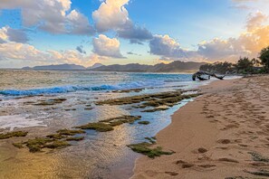 Beach nearby - Fully remodeled ground-floor condo with king bed, central AC, pools & hot tub (Kapaa)