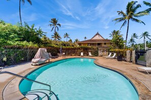 Pool - Fully remodeled ground-floor condo with king bed, central AC, pools & hot tub (Kapaa)