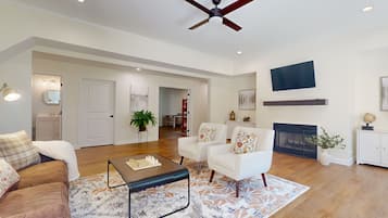 Télévision, cheminée, table de tennis de table, espaces bureaux