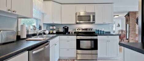 ثلاجة، ميكروويف، فرن، موقد طهي مسطح