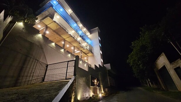 Un edificio a più piani con un ingresso ben illuminato e una scala che conduce ai livelli superiori.