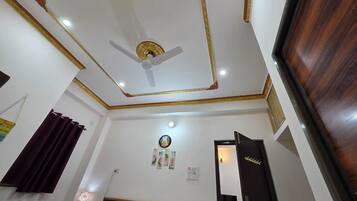 1 bedroom, Egyptian cotton sheets, premium bedding, down duvets