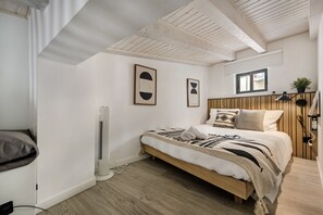 Iron/ironing board, free WiFi, bed sheets