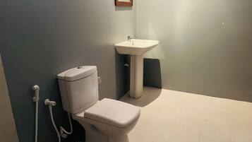 Een douche, handdoeken, zeep, shampoo