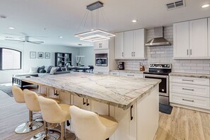Fridge, microwave, oven, stovetop - Indulge in Luxury and Comfort in Scottsdale, AZ where cozy meets chic (Scottsdale)