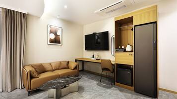 Luxury Twin Room, Non Smoking | Premium bedding, down comforters, memory foam beds, laptop workspace