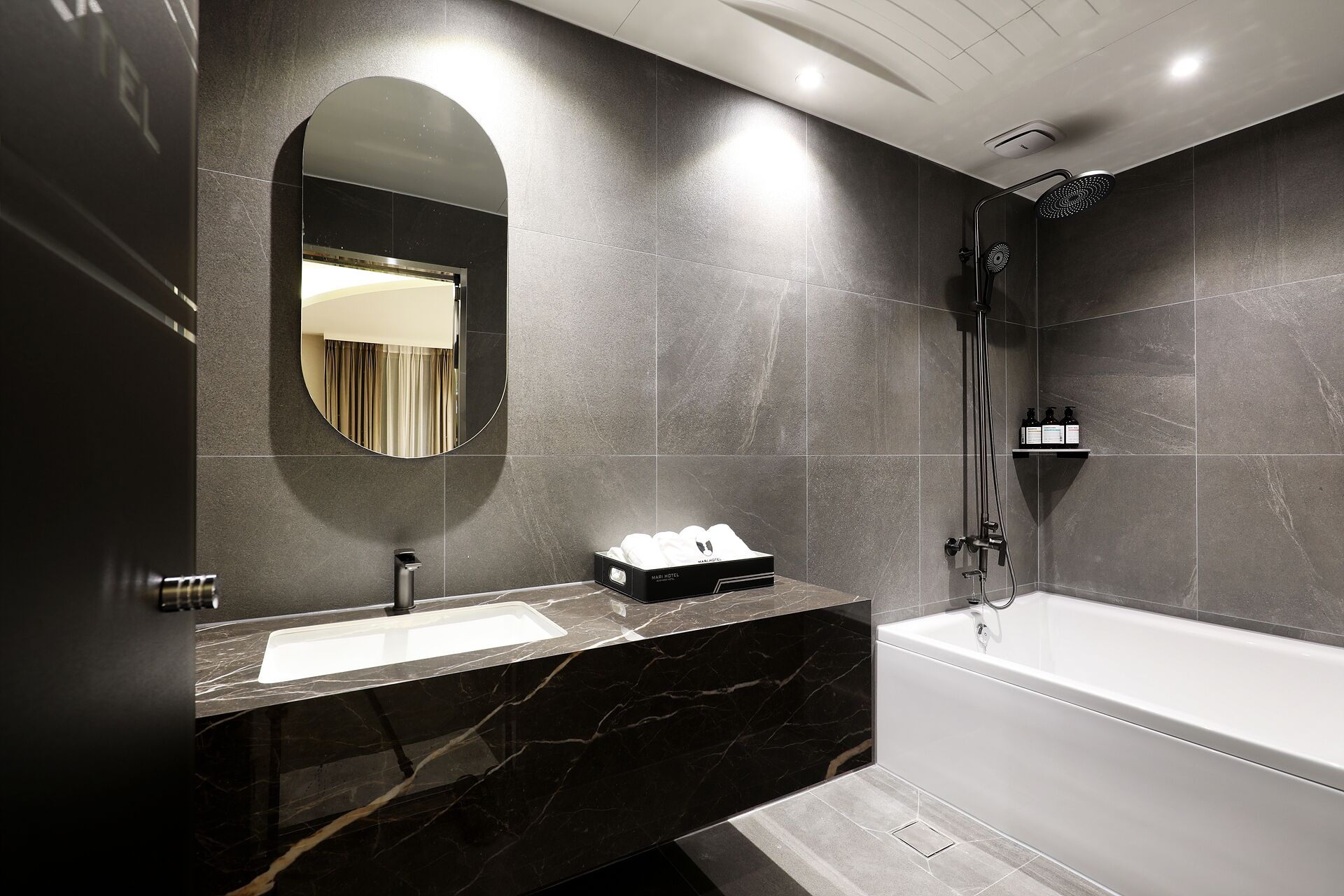 Luxury Twin Room, Non Smoking | Bathroom | Free toiletries, hair dryer, slippers, towels