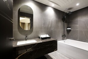 Luxury Twin Room, Non Smoking | Bathroom | Free toiletries, hair dryer, slippers, towels - marihotel (Seosan)