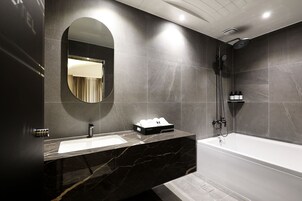 Quarto duplo superluxo, para não fumantes | Banheiro | Produtos de toalete grátis, secador de cabelo, chinelos