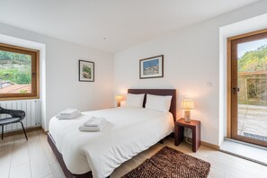 2 bedrooms, iron/ironing board, Internet, bed sheets