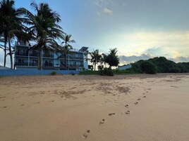 Playa privada, tumbonas, toallas de playa y masajes en la playa