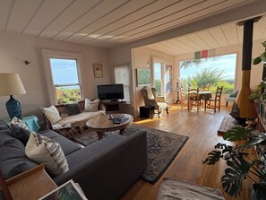 スマートテレビ、暖炉、書庫