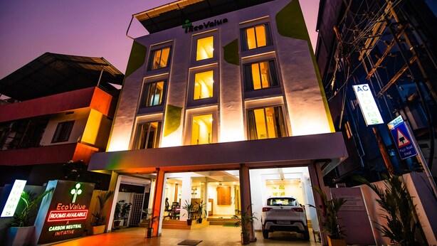 Un hotel de diseño moderno, identificado como "Eco Value", con varias habitaciones y una entrada visible.