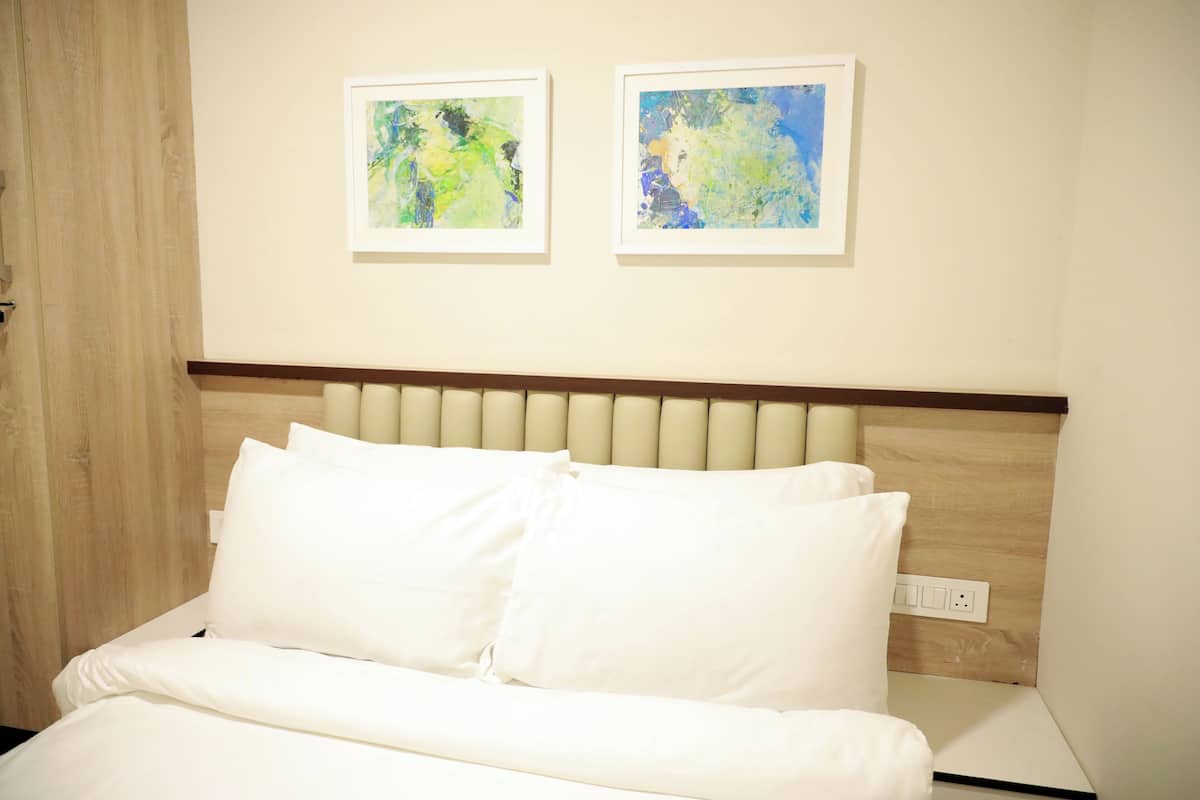 Deluxe Room | Desk, free WiFi