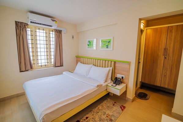 Premium Room | Desk, free WiFi - EcoValue Kochi - 200 meters from Kerala High Court (Kanayannur)