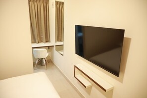 Desk, free WiFi - EcoValue Kochi - 200 meters from Kerala High Court (Kanayannur)