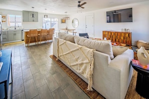 Living area - Luxcation Lake Havasu Stay (Lake Havasu City)
