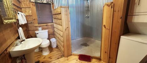 Douche, serviettes fournies, savon, papier toilette