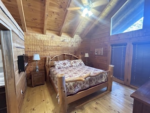 Room - Wow! Honeymoon Cabin with Fantastic Views. Very Private and 5 minutes to Parkway (Sevierville)