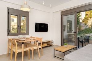 Apartamento Deluxe | Zona de estar | Una oficina