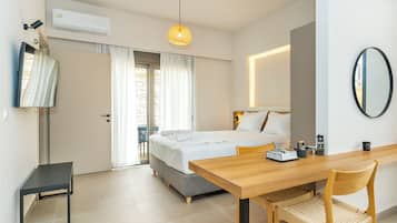 Comfort Studio | In-room safe, desk, laptop workspace, blackout drapes