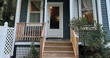 Beautiful Spacious 4-bedroom Victorian house with WiFi by downtown Champaign!