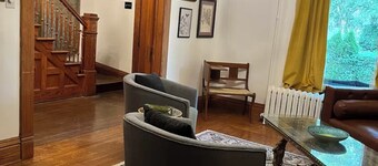 Beautiful Spacious 4-bedroom Victorian house with WiFi by downtown Champaign! 