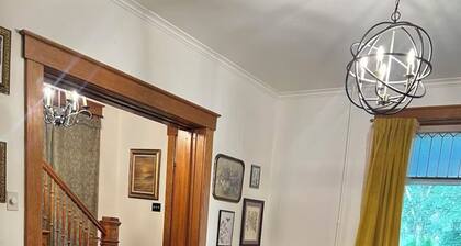 Beautiful Spacious 4-bedroom Victorian house with WiFi by downtown Champaign!