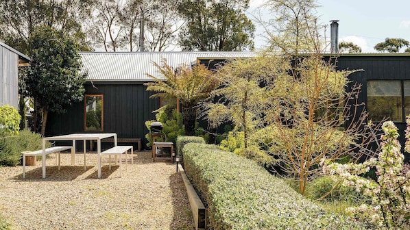 Outdoor dining - Mple House Daylesford (Daylesford)