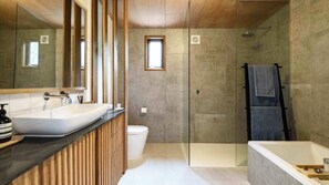 Een douche, een haardroger, handdoeken, shampoo