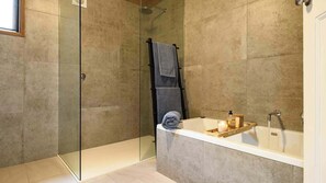 Een douche, een haardroger, handdoeken, shampoo