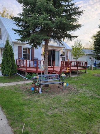 Terrace/patio. Charming 3-bedroom house with AC, WiFi in pleasant Hardwick.