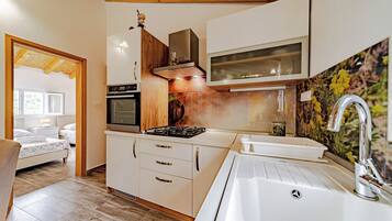 Kühlschrank, Herdplatte, Geschirrspüler, Kochgeschirr/Geschirr/Besteck