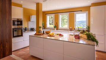 Frigorifero, microonde, forno, lavastoviglie