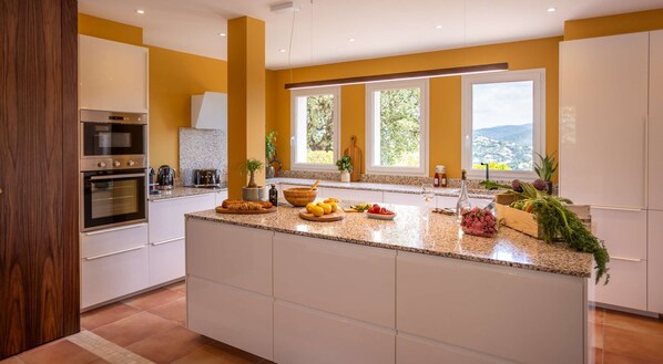 Réfrigérateur, micro-ondes, four, lave-vaisselle