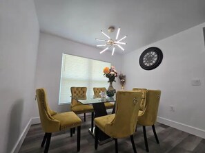 Dining - Cozy Urban Oasis (Cape Coral)