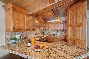 Réfrigérateur, micro-ondes, plaque de cuisson, lave-vaisselle